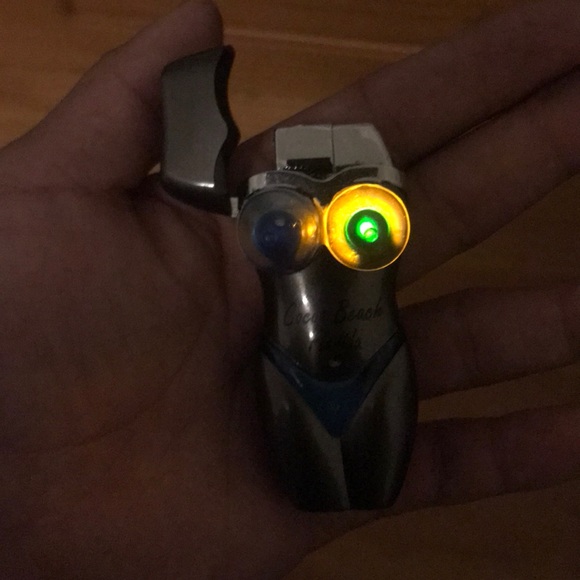 Multiple different lighters - Picture 3 of 6